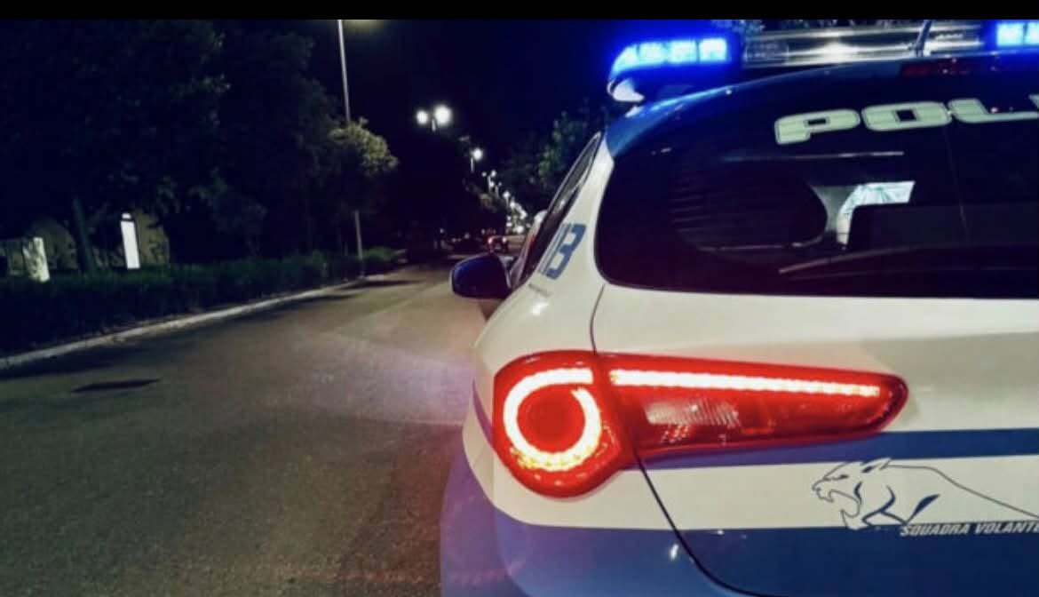 Vettura della Polizia di notte nella fotografia di corredo pubblicata da IlNazionale