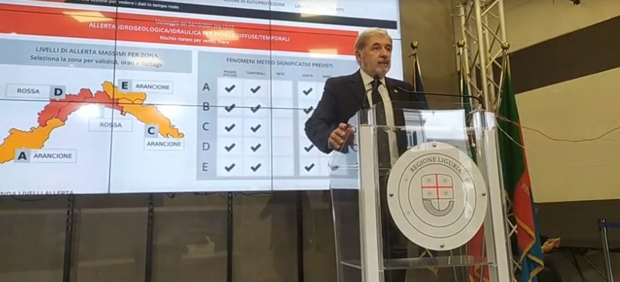 Domani scuole aperte a Genova, ma il comune attende la notte prima della decisione finale, Bucci: "State a casa"