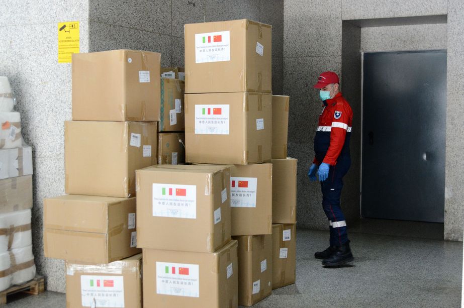 Emergenza coronavirus: dalla Cina altre 100mila mascherine per Genova (VIDEO) Emergenza coronavirus: dalla Cina altre 100mila mascherine per Genova (VIDEO)