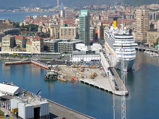 Coronavirus, allarme per coppia cinese imbarcata a Savona: nave da crociera bloccata per i test