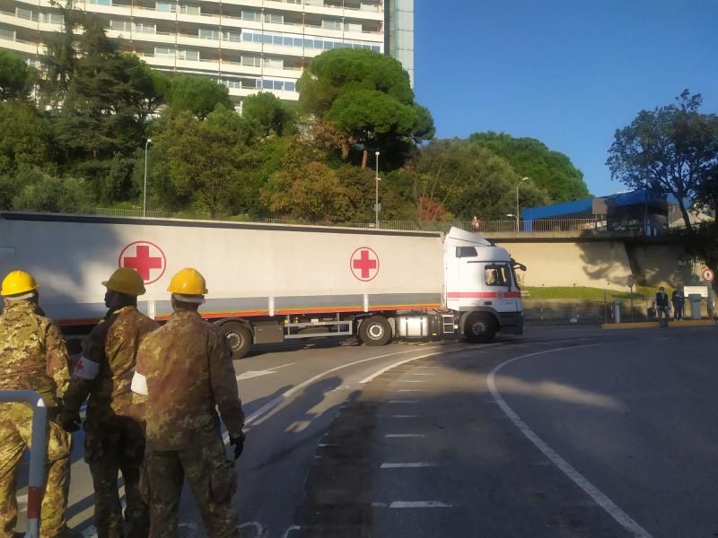 In corso d'opera l'allestimento di un ospedale da campo vicino al San Martino (FOTO)