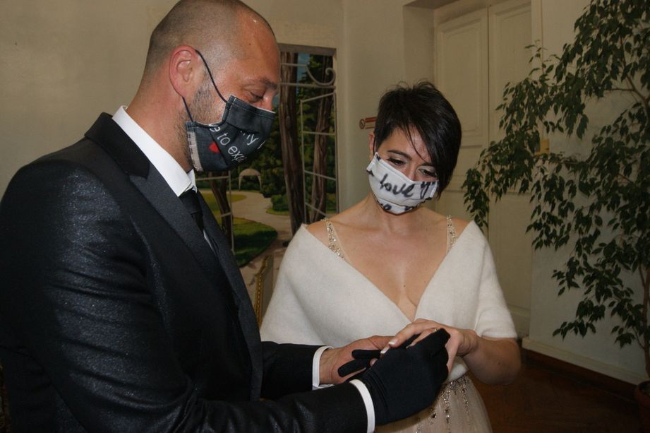 Genova, riprendono i matrimoni: mascherine &quot;Love&quot;, diretta con smartphone e penna portata da casa
