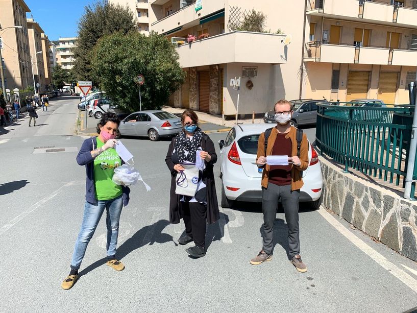 La Scuola Vespertina di Pegli cuce le mascherine per le persone più bisognose