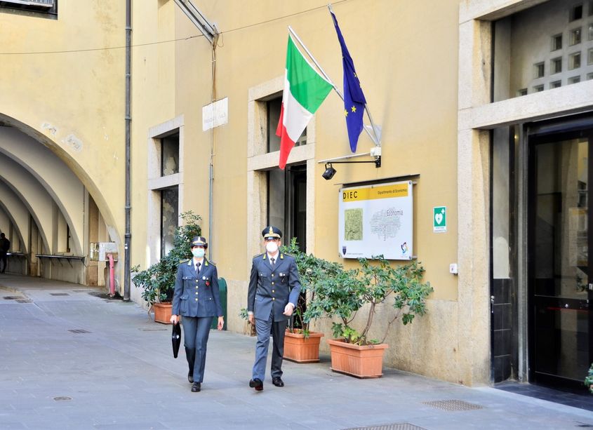 Operazione "110 e... frode" della Guardia di Finanza di Genova: falsavano esami e tesi di laurea, denunciati 22 studenti universitari