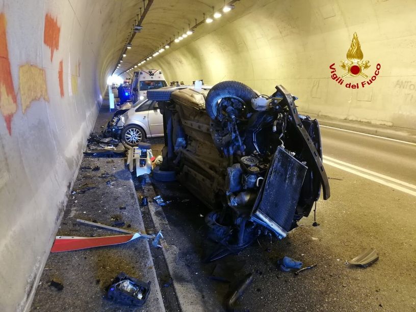 Torriglia, schianto frontale in galleria: morto un 80enne (FOTO)