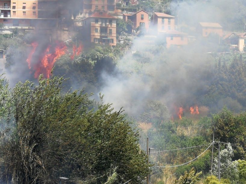 Incendio nei boschi di Molassana, riaperta a senso unico alternato via Mogadiscio (Foto e video)