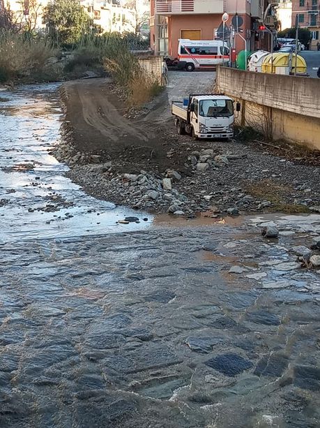 Lavori alla foce del Rio San Pietro di Pra’, ma il motivo è ignoto