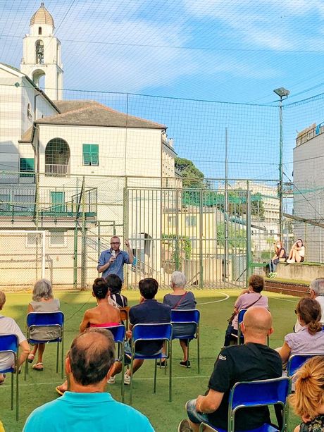 Affollata assemblea in via Caldesi per parlare dei problemi di Pegli Lido