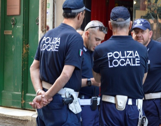 Multati per assembramento mentre erano in coda alla mensa dei poveri