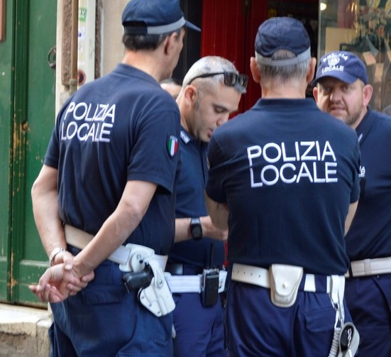 Festeggiano ignorando le restrizioni: la polizia locale multa dodici ragazzi a Sestri Levante