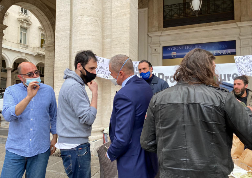 #ProtestaLigure di nuovo in piazza De Ferrari tra tavolini e ombrelli, tra loro anche il sottosegretario al ministero della Salute Andrea Costa (VIDEO)