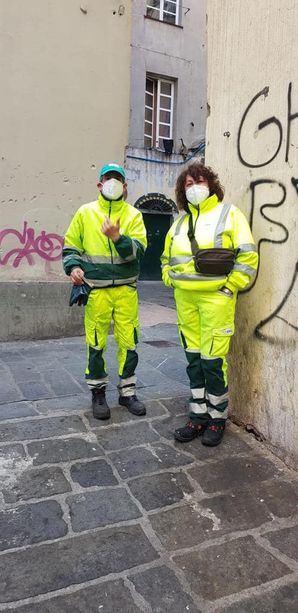 ‘Operazione pulizia’ di fontana e colonna in piazza Vacchero  (FOTO)