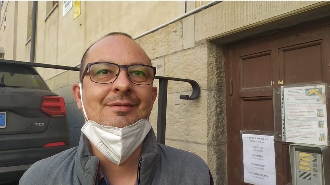 Genova, il russo Roman porta gli aiuti ai profughi: "Butterò il mio passaporto, viva l'Ucraina!" (Video)