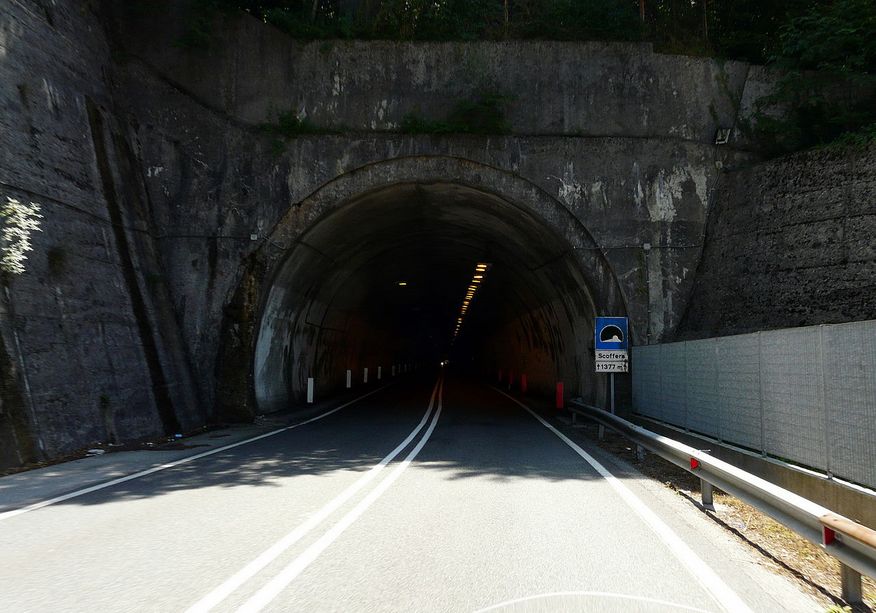 Arenzano, A10: ondulina pericolante in galleria