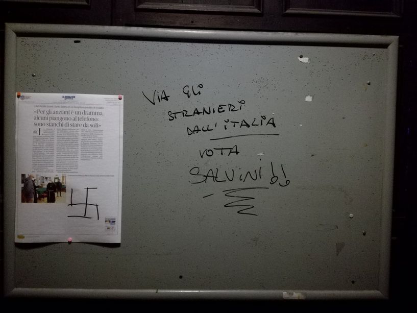San Fruttuoso, svastica e scritte razziste deturpano la porta della chiesa di Santa Sabina