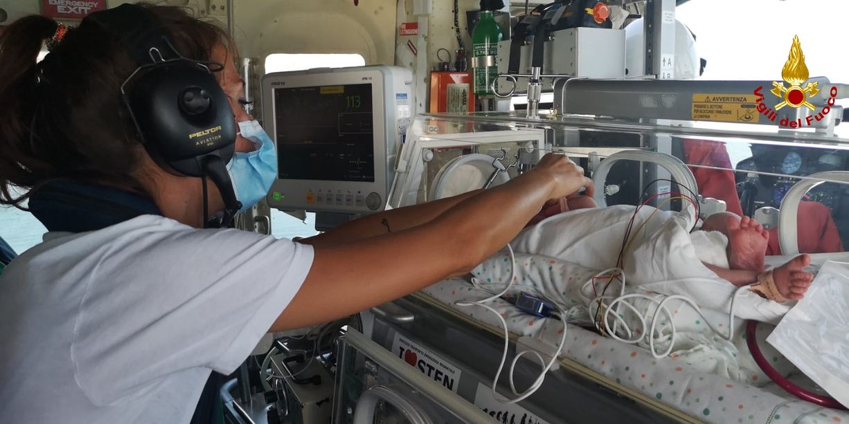 Neonato in volo verso l'ospedale Gaslini di Genova sull'elicottero dei vigili del fuoco [FOTO]