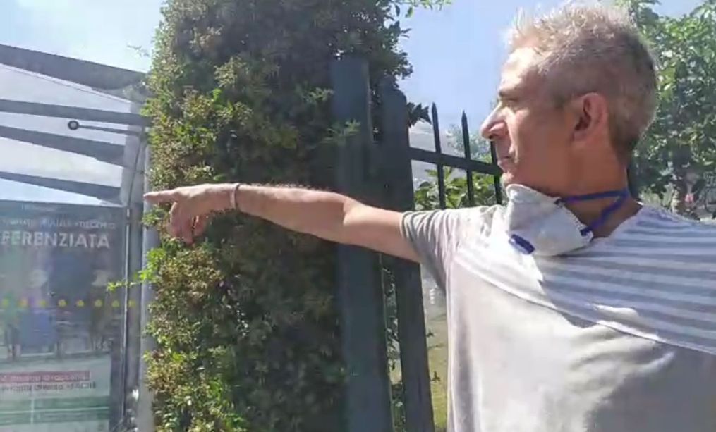 Fiamme in via Mogadiscio, la testimonianza degli abitanti: &quot;Il terreno è lasciato all'incuria, non puliscono mai&quot; (Video)