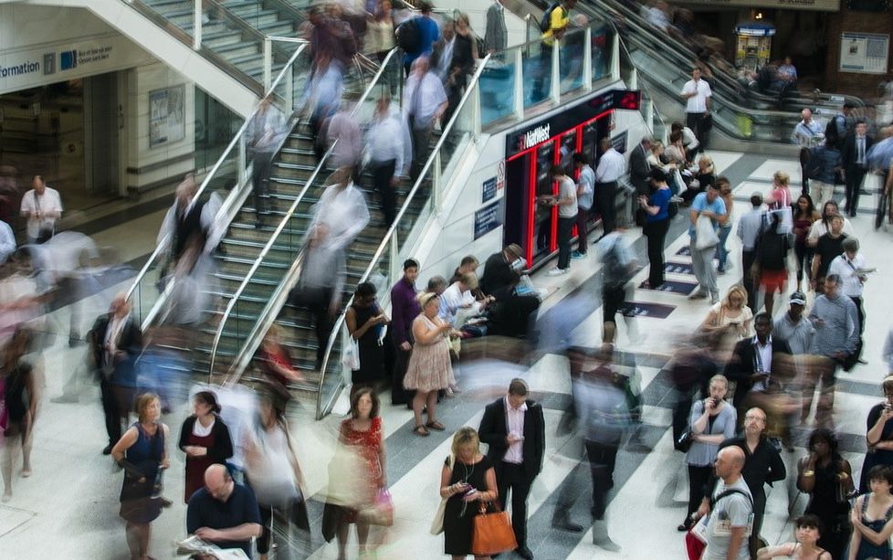 Auto in viaggio e assalto ai treni per raggiungere la Liguria nonostante le restrizioni: "Non si può più fare i furbi"
