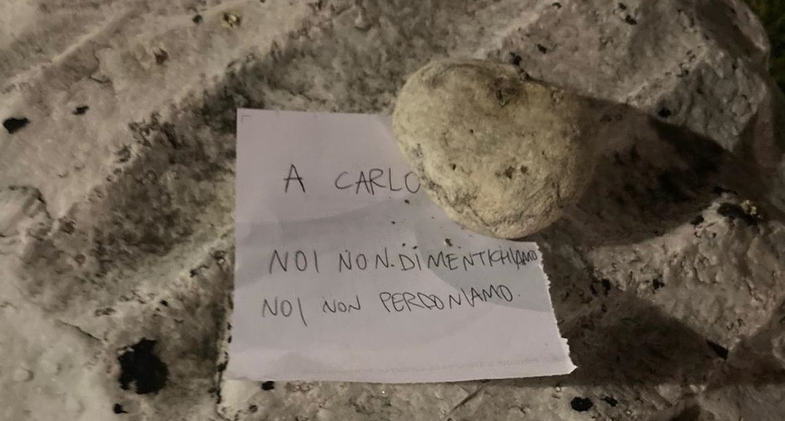 &quot;A Carlo noi non dimentichiamo, noi non perdoniamo&quot;, messaggio trovato sul cippo in memoria di Carlo Giuliani