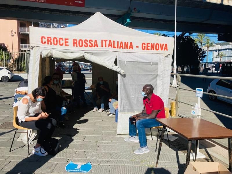 Oltre cento persone all’ambulatorio mobile per la vaccinazione dei senzatetto (FOTO)