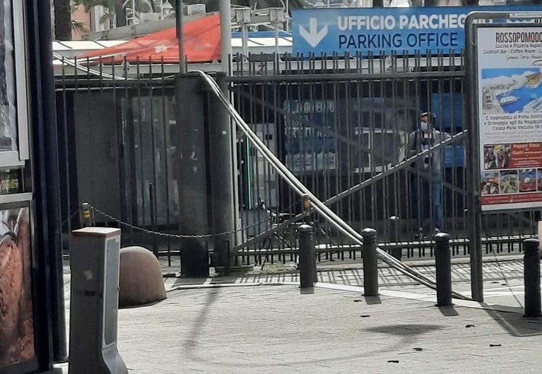 Tre persone sono rimaste ferite per la caduta di cavi elettrici dalla sopraelevata