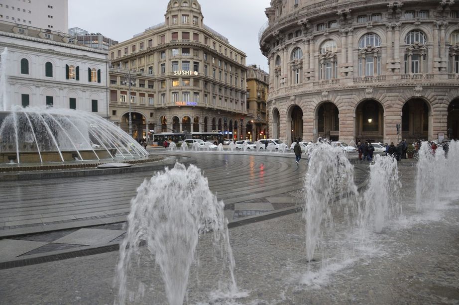 Tornano a funzionare i giochi d'acqua intorno alla fontana di piazza De Ferrari (FOTO e VIDEO)