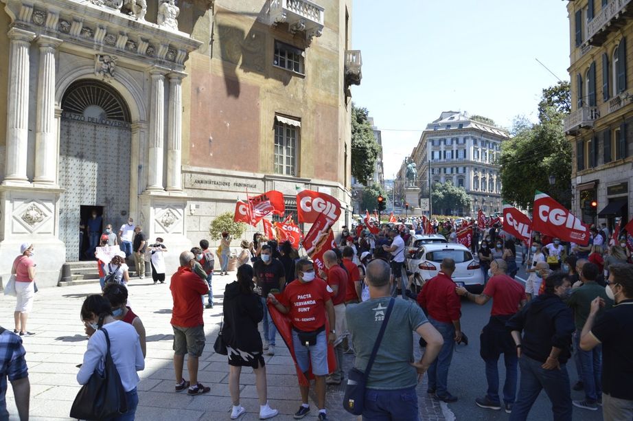 Protesta della Cgil a Genova: i lavoratori senza stipendio scendono in piazza (FOTO e VIDEO)