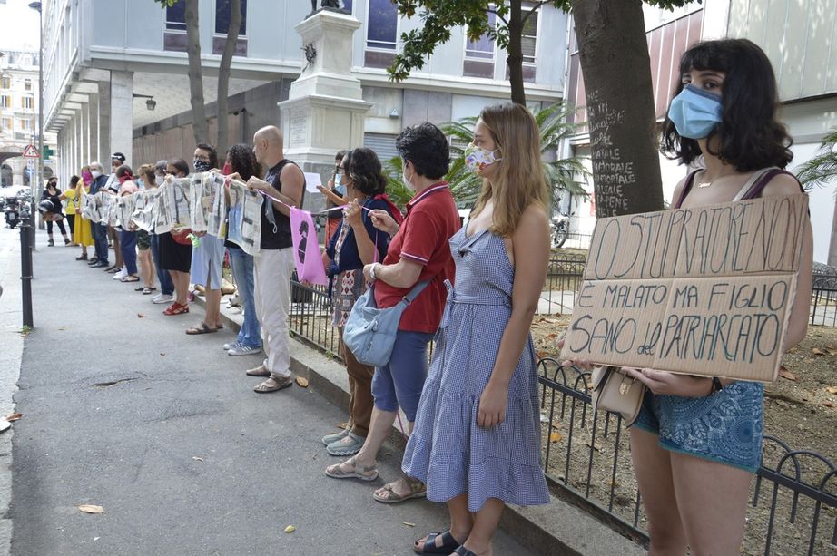 Non Una di Meno manifesta di fronte al tribunale: "Giustizia per Martina Rossi e per tutte le vittime della violenza di genere" (FOTO e VIDEO)