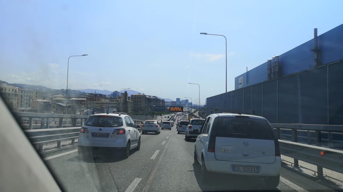 Genova, partito il corteo dei tassisti contro le liberalizzazioni, un centinaio le auto dall'aeroporto al centro (Foto e video)