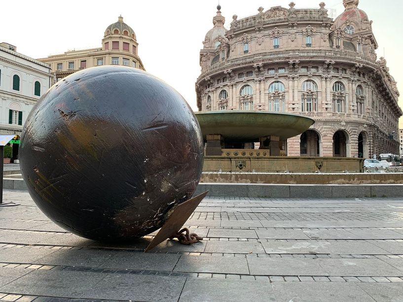 Vandali a Genova, già danneggiata l'opera di Pesce a De Ferrari, tre giovani denunciati dalla polizia locale