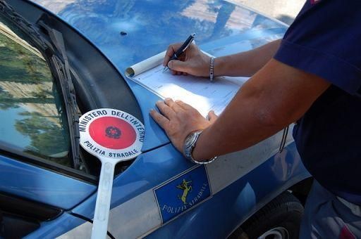 Incendia la sua auto per riscuotere il premio assicurativo: denunciato un 39enne