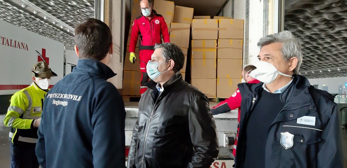Scaricati a Genova tre milioni di mascherine acquistate dalla Regione anche per imprese e cittadini (VIDEO e FOTO)