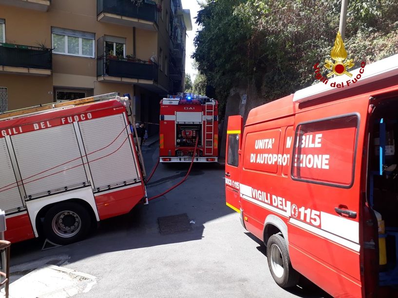 Incendio in un appartamento di via Emery a Genova: abitazione completamente distrutta
