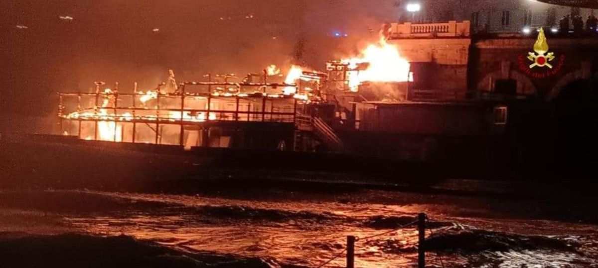 Corso Italia, in fiamme nella notte il Batò Beach Club, ferita una persona (FOTO)