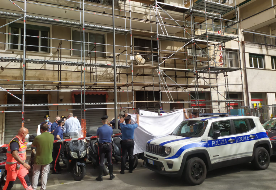 Tragedia alla Foce, è Davide D'Aprile l'operaio di 54 anni morto questa mattina dopo la caduta da un'impalcatura (FOTO e VIDEO)