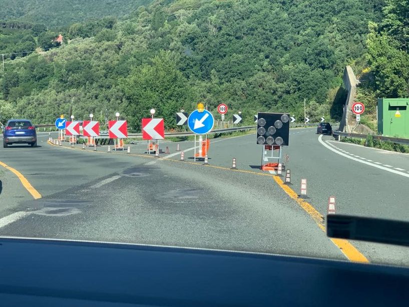 Toti su Facebook contro Autostrade: &quot;Tanti cantieri e pochi operai. Tre mesi di Paese chiuso e ora chi deve ripartire si trova in coda&quot;
