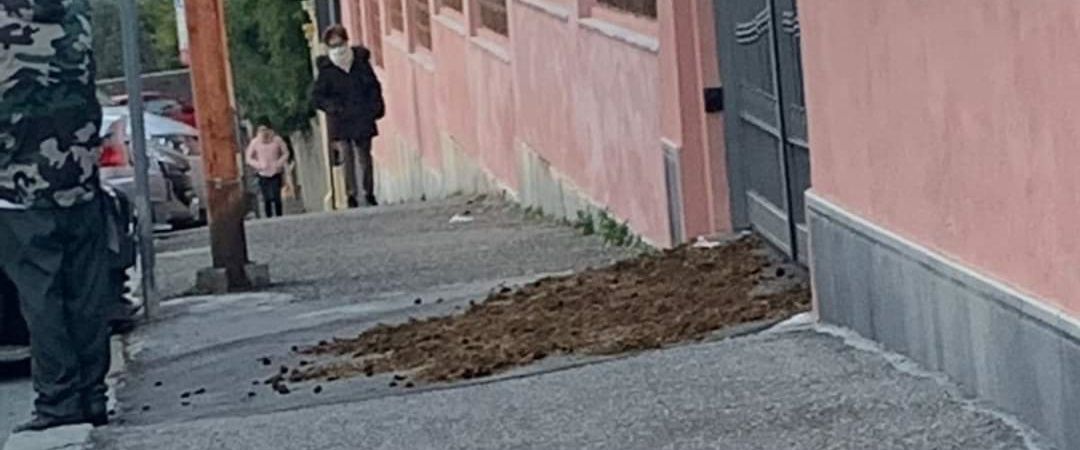 Blitz degli ultras della Sampdoria contro Edoardo Garrone, letame davanti casa e striscioni vicino alla Erg