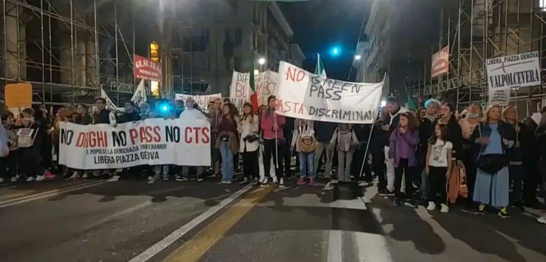 No Green pass: in centinaia in piazza della Vittoria e in corteo al grido "No repressione" (FOTO e VIDEO)