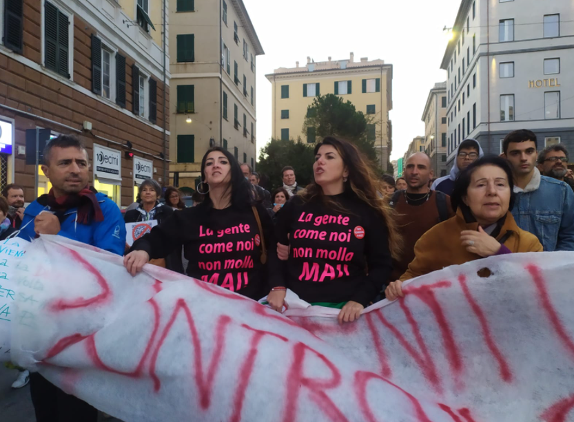 &quot;No green pass&quot;, i manifestanti sono arrivati in piazza della Vittoria, 2000 persone in corteo (FOTO e VIDEO)