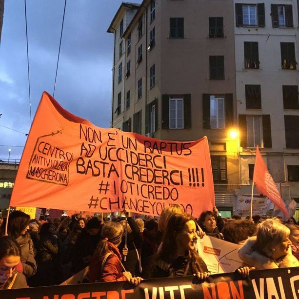 Tanti fiori e centinaia di persone in via Colombo per l'estremo saluto all'ennesima donna uccisa da chi diceva di amarla