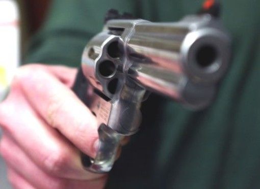 Lite tra vicini a Voltri finisce a colpi di pistola, lievemente ferito a un orecchio uno dei contendenti
