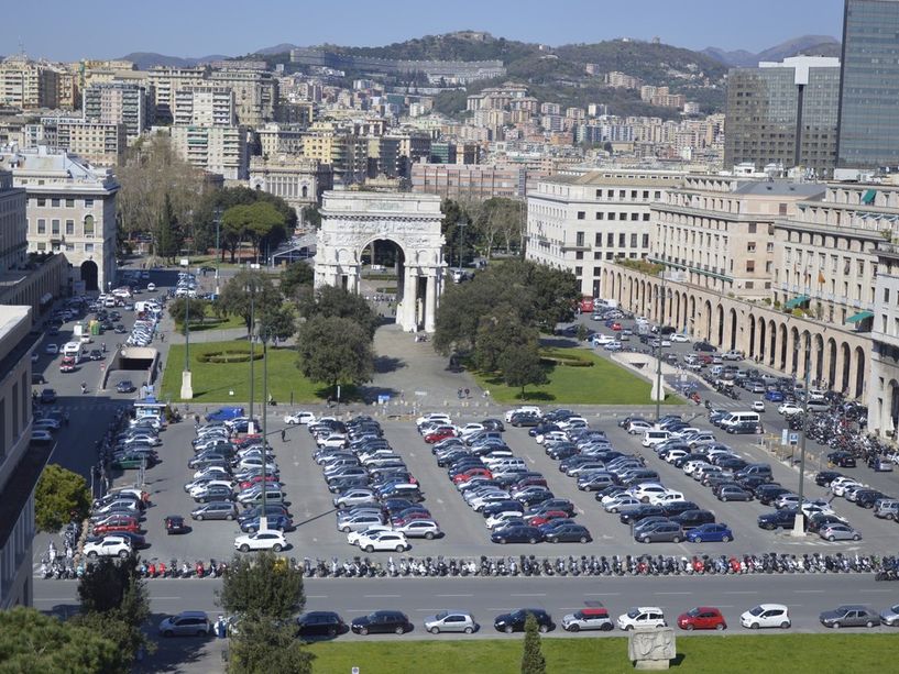 Tenta il furto di un casco davanti agli agenti della polizia locale, percettore di reddito di cittadinanza arrestato in piazza della Vittoria Tenta il furto di un casco davanti agli agenti della polizia locale, percettore di reddito di cittadinanza arrestato in piazza della Vittoria