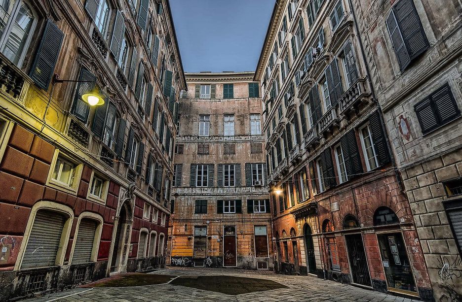 Tenta di passare in moto in mezzo alla scena di uno spettacolo del Suq e scoppia la rissa