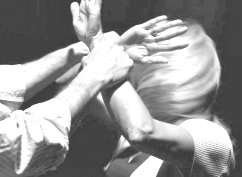 Perseguita, pedina, insulta e minaccia con un taglierino l'ex moglie: arrestato un 73enne