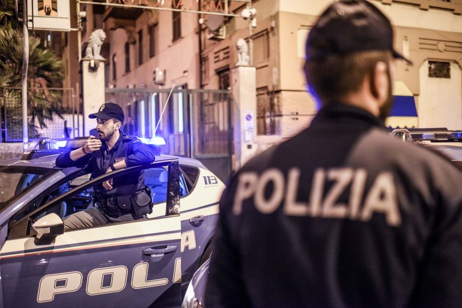 Morde la mano di un poliziotto: arrestato un 21enne