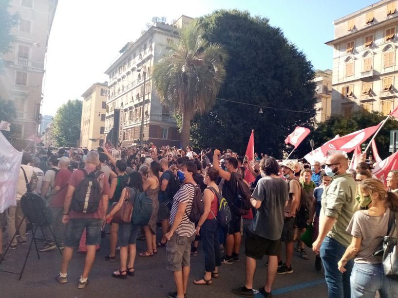 Piazza Alimonda gremita per il corteo in ricordo di Carlo Giuliani. Ci sono anche Manu Chao e Zerocalcare (foto e video)