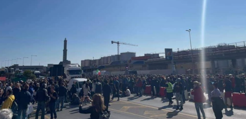 Green pass, scatta la protesta dei portuali, blocchi al ponte Eutopia, presidio al Vte e manifestazioni in città. Chiuso il lungomare Canepa (FOTO e VIDEO)
