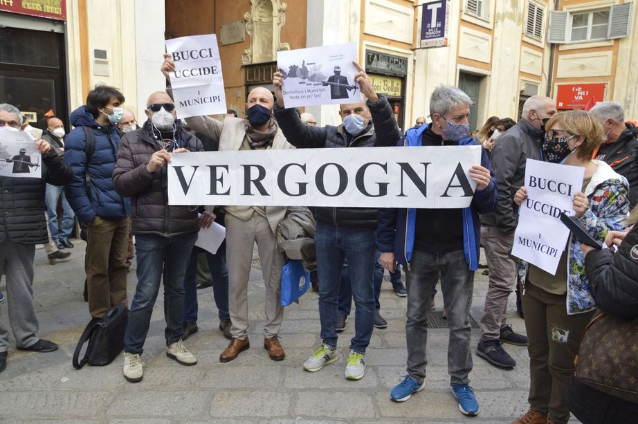 Approvata la riforma dei Municipi, ma monta la protesta davanti a Tursi (VIDEO e FOTO)