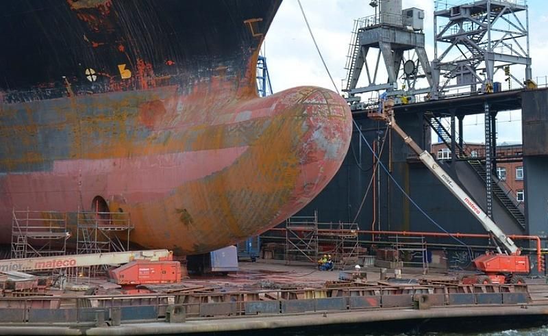 Due operai finiscono in mare nell'area delle Riparazioni navali, Fiom: &quot;Serve più sicurezza&quot;