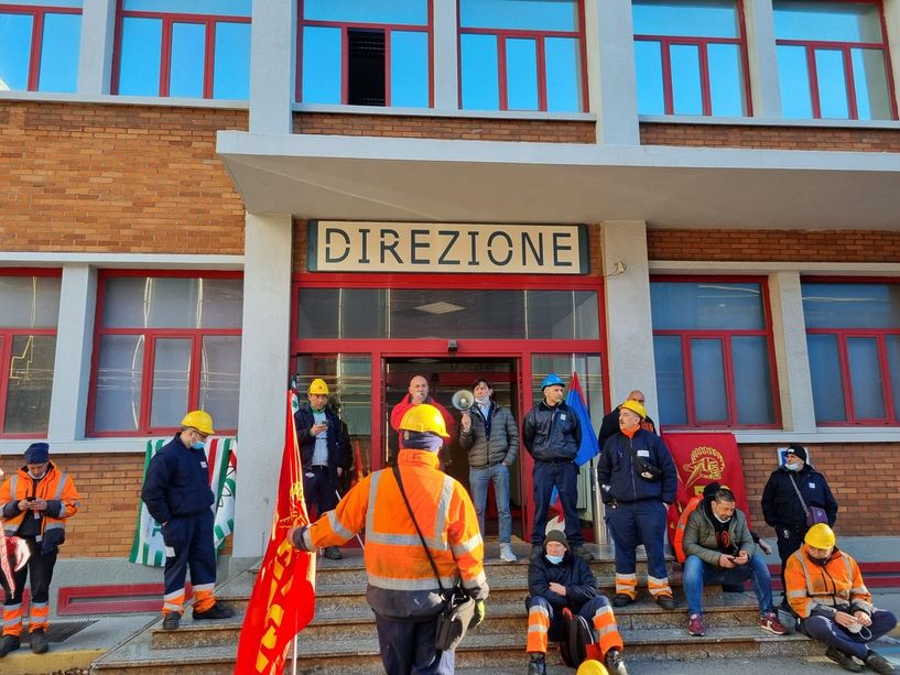 Ex Ilva, sciopero dei lavoratori, invasa la direzione dello stabilimento
